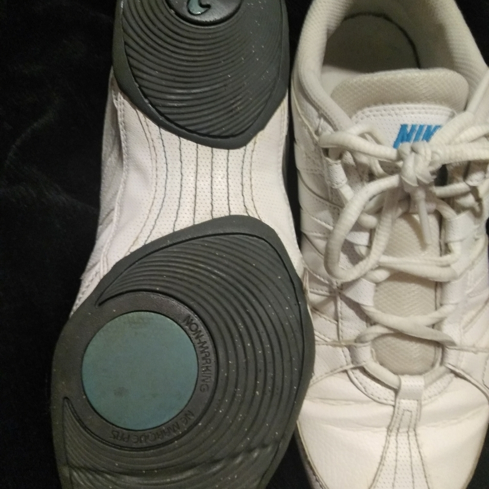 Nike leather women's cheer & running shoes size 8